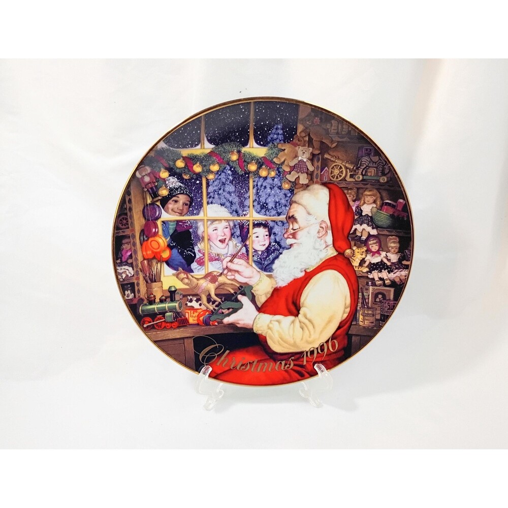 Santas Loving Touch 1996 Avon Christmas Plate